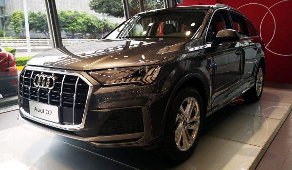 奥迪q7顶配价格多少奥迪q7顶配落地多少钱
